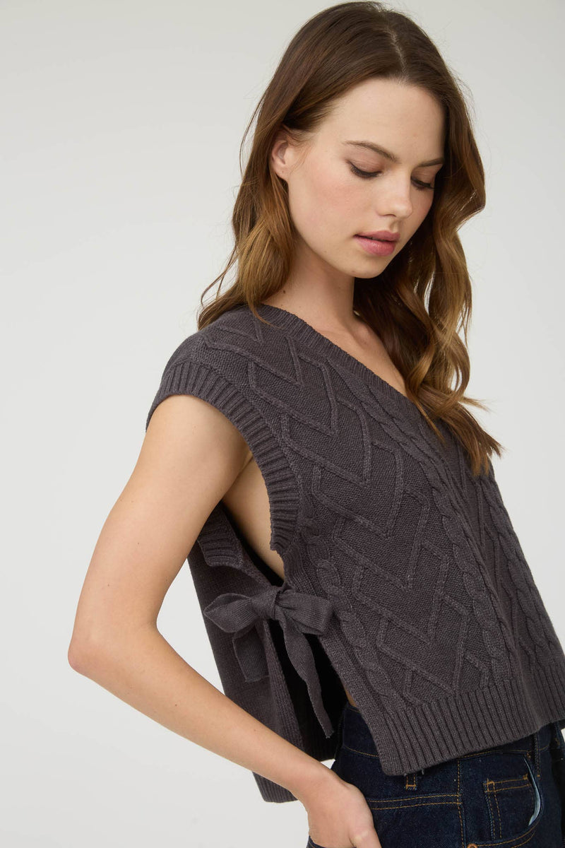 CABLE KNIT V NECK SIDE TIE SWEATER VEST: CHARCOAL