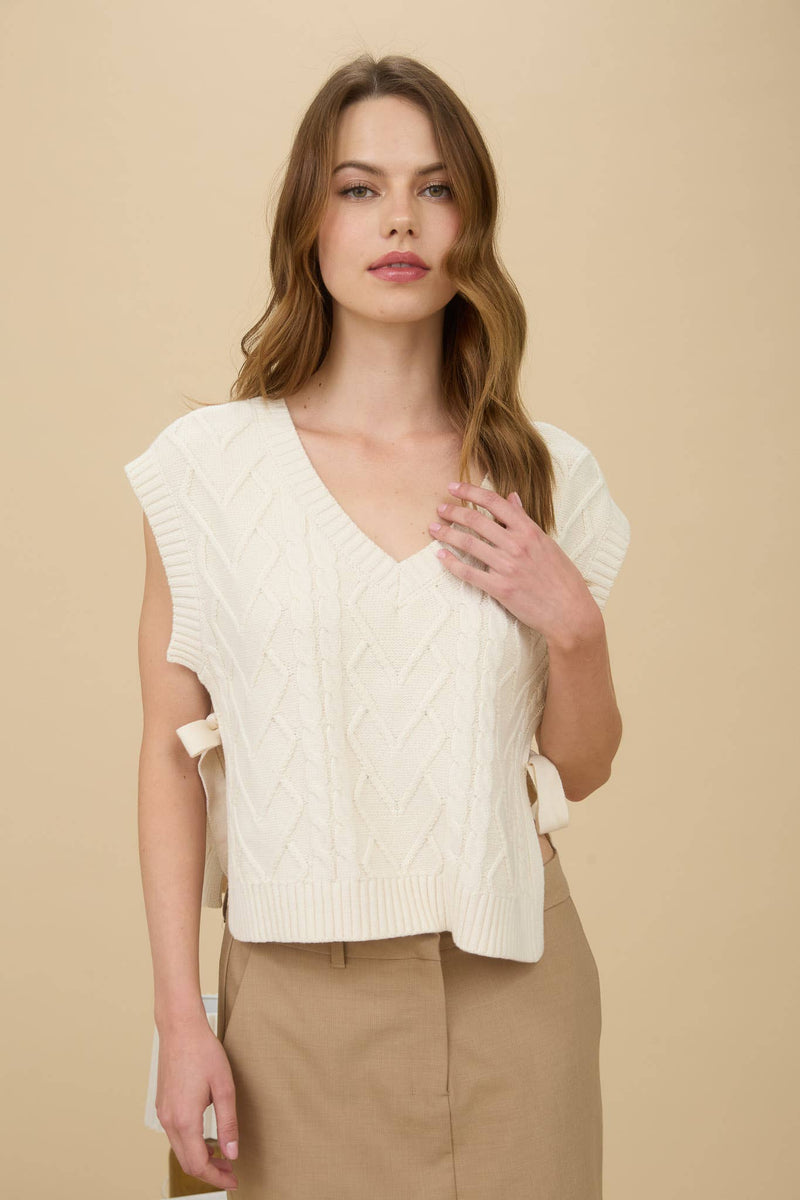 CABLE KNIT V NECK SIDE TIE SWEATER VEST: CREAM