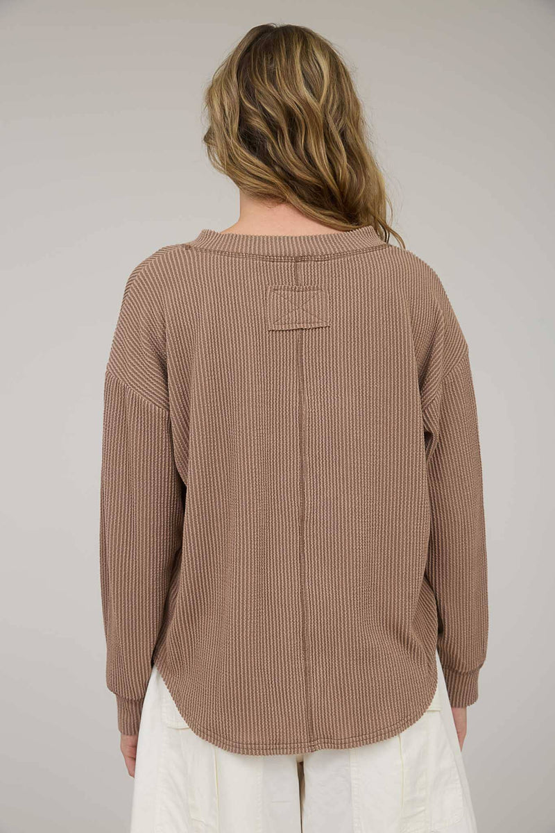 MOCHA WASHED RIBBED LONG SLEEVE HENLEY KNIT TOP