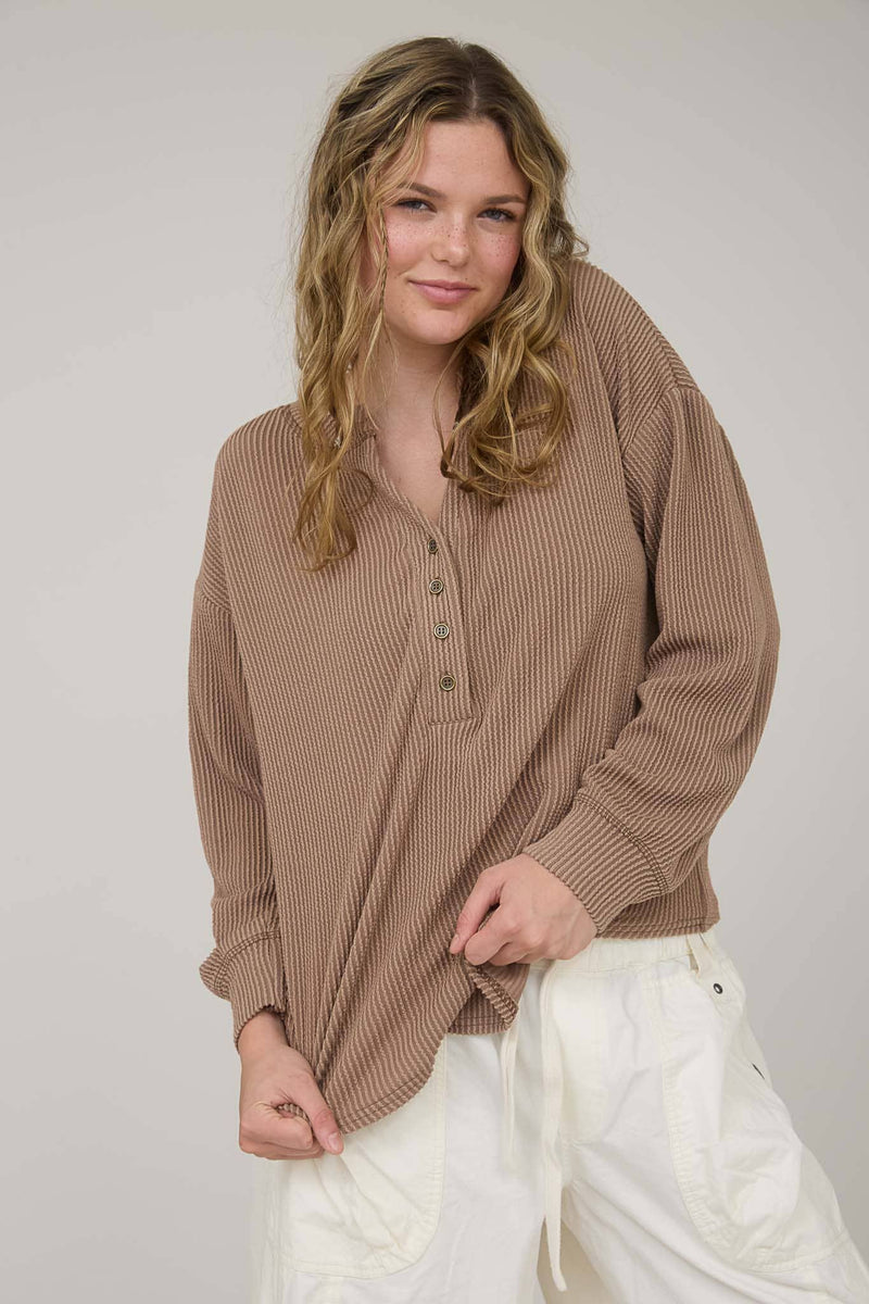 MOCHA WASHED RIBBED LONG SLEEVE HENLEY KNIT TOP