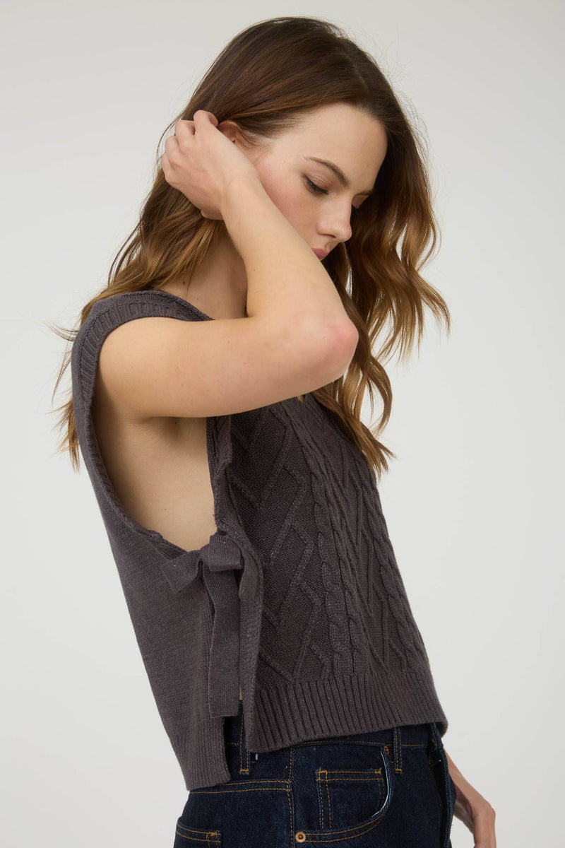 CABLE KNIT V NECK SIDE TIE SWEATER VEST: CHARCOAL