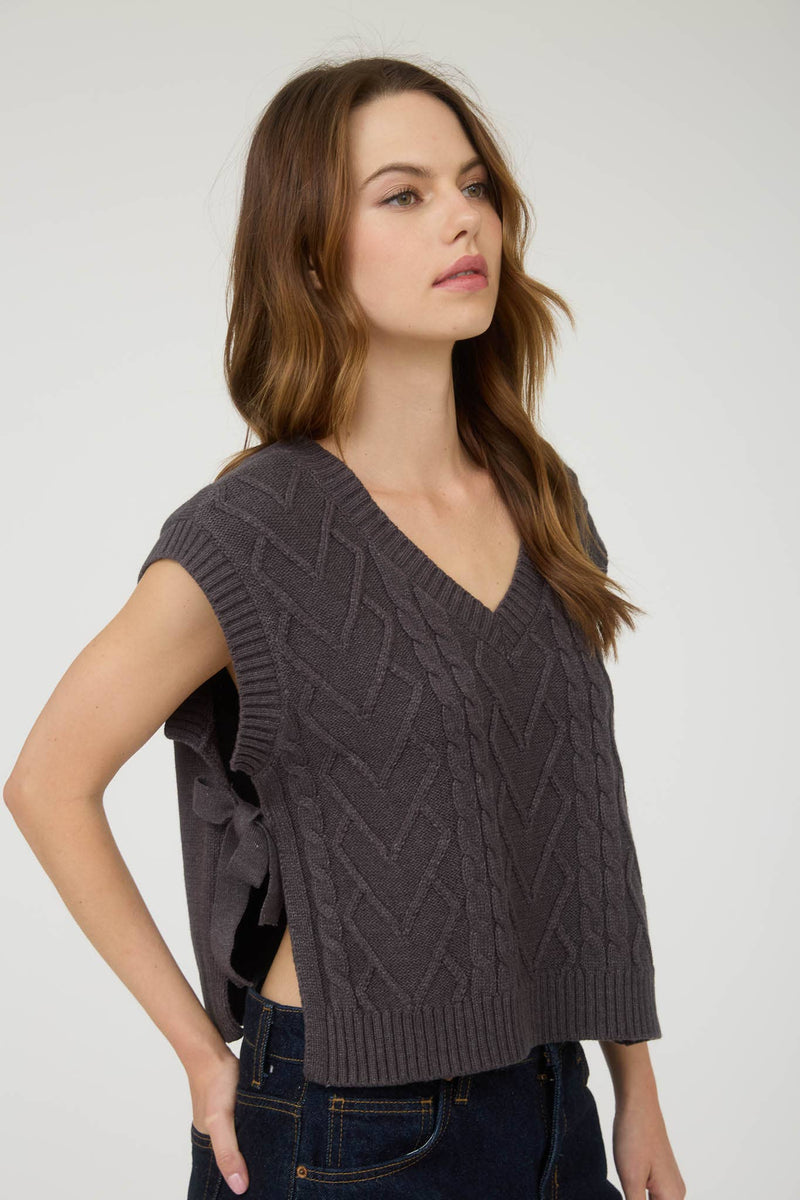 CABLE KNIT V NECK SIDE TIE SWEATER VEST: CHARCOAL