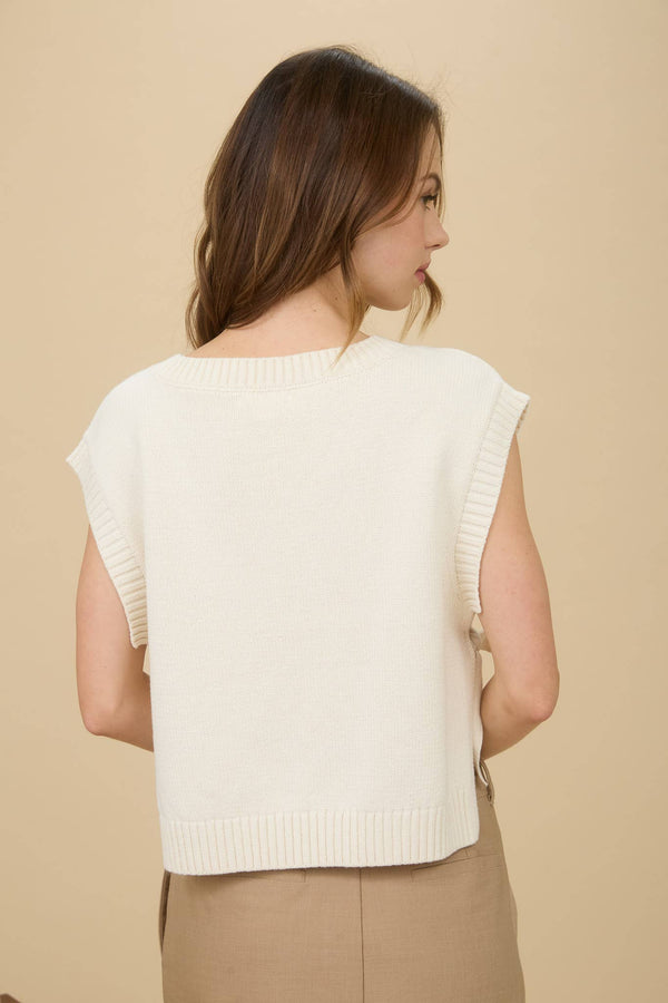 CABLE KNIT V NECK SIDE TIE SWEATER VEST: CREAM