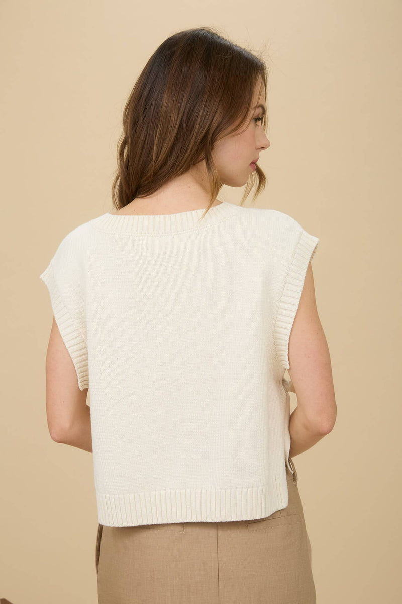 CABLE KNIT V NECK SIDE TIE SWEATER VEST: CREAM