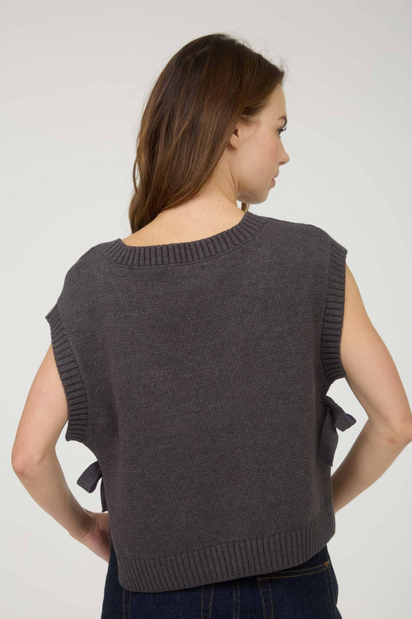 CABLE KNIT V NECK SIDE TIE SWEATER VEST: CHARCOAL