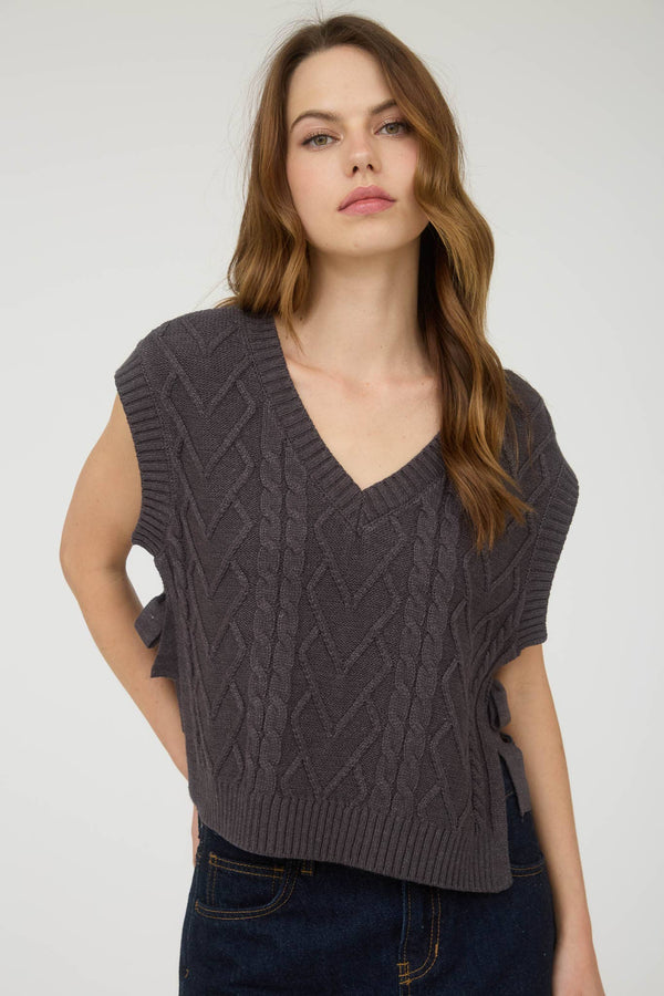 CABLE KNIT V NECK SIDE TIE SWEATER VEST: CHARCOAL